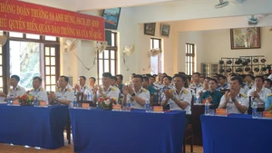 Les cadres, les soldats et les habitants de l’île de Truong Sa suivent en direct, à la télévision, la séance d’ouverture du XIVe Congrès du Parti.