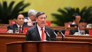 Le membre du Comité central du Parti, vice-président permanent de la Commission centrale de contrôle, Tran Van Ron présente une intervention lors du XIVe Congrès du Parti. Photo : VNA.