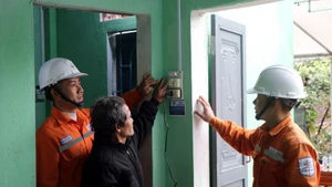 La compagnie d'électricité Kon Tum accompagne la campagne de Quang Trung en apportant son soutien aux habitants. Photo : VNA.