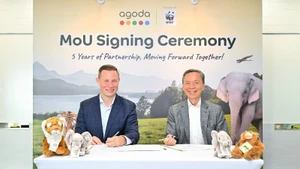 Andrew Smith, vice-président senior chargé de l’approvisionnement chez Agoda, et Hsieh Fu Hua, président du WWF Singapour, lors du lancement du programme Eco Deals et de la signature conjointe du protocole d’accord (MOU) scellant les cinq prochaines années de coopération.