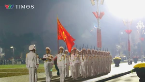 Sous le drapeau national, la place Ba Dinh au rythme du XIVe Congrès du Parti