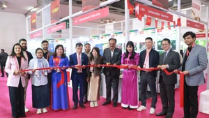 Bui Trung Thuong (4e à partir de la gauche), conseiller commercial de l'ambassade du Vietnam en Inde, et Rakesh Kumar (5e à partir de la droite), président de l’India Exposition Mart, coupent le ruban pour inaugurer le stand vietnamien. Photo : VNA.