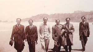 L’ingénieur Vo Quy Huan (à l’extrême droite) aux côtés de la délégation du Président Hô Chi Minh en France en 1946 (Photo d’archives).