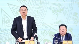 Le vice-ministre des Finances, Nguyen Duc Chi, répond aux questions des médias lors de la conférence de presse. Photo : VNA.