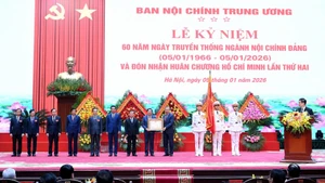 Le secrétaire général To Lam remet l’Ordre Ho Chi Minh à la Commission des affaires intérieures du Comité central du Parti. 