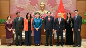 Le président de l’Assemblée nationale Tran Thanh Man, l’ambassadrice du Royaume du Cambodge Chea Kimtha et les délégations des deux pays lors de la rencontre. (Photo : DUY LINH)