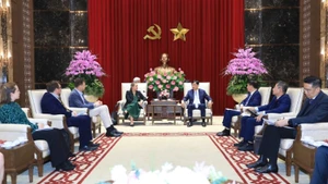 Le membre du Bureau politique et secrétaire du Comité municipal du Parti de Hanoi, Nguyen Duy Ngoc, reçoit la vice-ambassadrice de Finlande au Vietnam, Riikka Seppala.