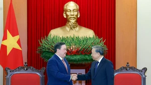 Le secrétaire général du Parti communiste du Vietnam, To Lam (droite), reçoit l'ambassadeur des États-Unis, Marc Knapper, venu lui dire au revoir au terme de son mandat au Vietnam. Photo : VNA.