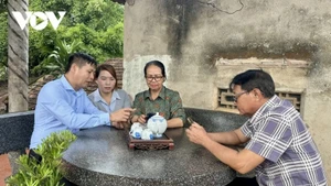 Les membres du Parti et la population de la province de Dak Lak contribuent aux avis sur les projets de documents soumis au XIVᵉ Congrès national du Parti via l’application VNeID. Photo : VOV.