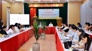 L’Union des femmes de la province de Dak Lak et l’organisation APHEDA organisent une table ronde visant à promouvoir le rôle des femmes élues. (Photo : Kim Bao/daklak.gov.vn)