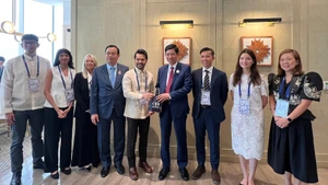 Le vice-ministre de la Culture, des Sports et du Tourisme Ho An Phong offre un souvenir à la délégation d’entreprises de l’USABC. (Photo : TITC)