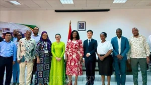 L’ambassadrice Tran Thi Thu Thin, la ministre Samaria Tovela et les délégués participant à la cérémonie de signature posent pour une photo souvenir. Photo : VNA.