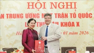 Le docteur Tran Hai Linh (droite), membre du Comité central du Front de la Patrie du Vietnam, président de l’Association des hommes d’affaires et des investissements Vietnam–République de Corée (Vietnam – Korea Businessmen & Investment Association – VKBIA) et président fondateur de l’Association des experts et intellectuels Vietnam–République de Corée. Photo : VNA.