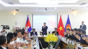 L’ambassadeur du Vietnam au Cambodge, Nguyên Minh Vu (centre) s'exprime lors de la clôture de la table ronde. Photo : VNA.