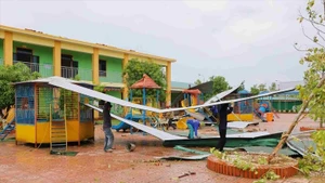 Les établissements scolaires de la commune de Hung Nguyen (province de Nghe An) s’emploient à surmonter les dégâts causés par le typhon n°5. Photo: daibieunhan