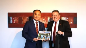 L’ambassadeur Phan Minh Giang (à gauche) et le maire de Palmerston North (Nouvelle-Zélande), Grant Smith. Photo : Ambassade du Vietnam en Nouvelle-Zélande.