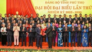 Le président Luong Cuong remet la Décision du Bureau politique et offre des fleurs de félicitations au Comité exécutif du Parti de la province de Phu Tho pour le mandat 2025-2030.