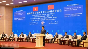 Le vice-Premier ministre Mai Van Chinh s'exprime lors de la conférence.