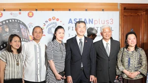 L'ambassadeur du Vietnam en République tchèque, Duong Hoài Nam (centre) et son épouse, en compagnie de représentants des ambassades de l'ASEAN lors de la cérémonie d'ouverture. Photo : VNA