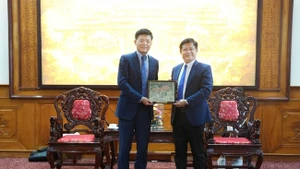 Nguyen Thanh Binh, vice-président permanent du Comité populaire de la ville de Hue, reçoit le consul général par intérim de Chine à Da Nang. Photo: Dautu