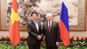 Le président vietnamien Luong Cuong (à gauche) et le président russe Vladimir Poutine se serrent la main, à Pékin, le 3 septembre. Photo : VNA