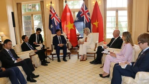 Nguyen Trong Nghia, membre du Bureau politique, secrétaire du Comité central du Parti communiste du Vietnam (PCV) et chef de la Commission centrale de la mobilisation de masse et de l’éducation du Parti, et la gouverneure générale d’Australie, Sam Mostyn. Photo : VNA.