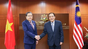 Le président de l’Assemblée nationale du Vietnam, Tran Thanh Man (gauche) et le président du Sénat malaisien, Dato' Awang Bemee Awang Ali Basah. Photo : VNA.