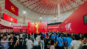 L’espace d’exposition « 95 ans du Drapeau du Parti éclaire la voie », organisé dans le cadre de l’Exposition des réalisations nationales, a attiré un large public venu visiter et vivre l’expérience.
