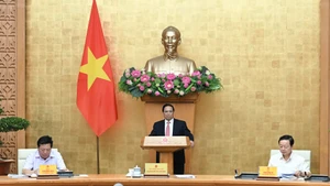 Le Premier ministre Pham Minh Chinh s'exprime lors de la réunion.