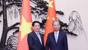 Le président Luong Cuong (gauche) et Zhao Leji, membre du Comité permanent du Bureau politique du Comité central du Parti communiste chinois (PCC) et président du Comité permanent de l'Assemblée populaire nationale (APN). Photo : VNA