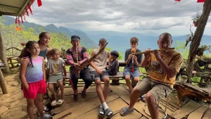 Giàng A La guide des touristes étrangers dans l’usage des instruments de musique traditionnels des H'Mong.
