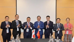 Rencontre entre le président de la Commission économique et financière de l'AN vietnamienne, Phan Van Mai et Mardani Ali Sera, chef de la délégation indonésienne et président du Comité de coopération interparlementaire du Parlement indonésien. Photo : VNA.