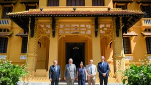 La vice-ministre des Affaires étrangères, Lê Thi Thu Hang, et la délégation du groupe interparlementaire d’amitié France–Vietnam du Sénat français. Photo : ministère des Affaires étrangères.