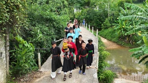 Hoang Thi Vy emmène les enfants découvrir le monde extérieur à travers des activités pratiques.