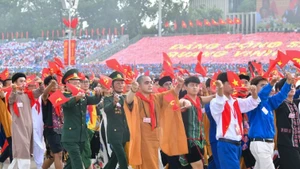 Défilé du contigent du Front de la Patrie sur la place Ba Dinh, à Hanoi, le 2 septembre. Photo: NDEL