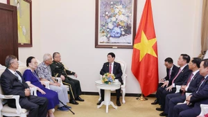 Le président vietnamien, Luong Cuong, rencontre des représentants des familles de personnalités chinoises ayant contribué à l’amitié bilatérale. Photo : VNA