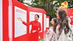 L’espace d’exposition « Texte intégral du projet des documents du XIVe Congrès du Parti » au siège du journal Nhan Dan attire de nombreux visiteurs venus lire et découvrir les contenus présentés. (Photo : The Dai).