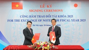 Le vice-ministre des Finances, Tran Quoc Phuong, représentant le gouvernement vietnamien (gauche), et l'ambassadeur du Japon au Vietnam, Ito Naoki, représentant le gouvernement japonais, ont signé le document. Photo : VNA