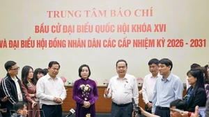 Le président de l’Assemblée nationale, Trân Thanh Mân, visite le Centre de presse à la Maison de l’Assemblée nationale à Hanoï. Photo : VNA
