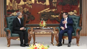 Le Premier ministre Pham Minh Chinh (droite) reçoit l’ambassadeur d’Indonésie au Vietnam. Photo: NDEL