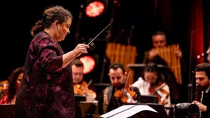 La cheffe d’orchestre Zahia Ziouani. Photo: anninhthudo.vn