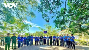 Les jeunes du poste des gardes-frontières d’An Hai, relevant du Commandement des Gardes-frontières de la province de Dak Lak, ont coordonné leurs actions avec les forces compétentes afin de renforcer la sensibilisation aux élections dans le cadre du « Mois de mars aux frontières » dans la commune d’O Loan. Photo: VOV