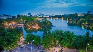 Le lac Hoàn Kiêm (lac de l'Épée restituée) vu d'en haut. Photo: VNA