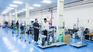 Ligne d'assemblage robotisée de transfert de plaquettes dans l'industrie des semi-conducteurs chez TAZMO Vietnam (Parc industriel de Long Hau, province de Tay Ninh). Photo : VNA.