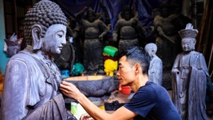 Le Service de l’Industrie et du Commerce de Hanoï expose de nouveaux modèles issus du village d’artisanat de laque et de marqueterie de nacre de Chuyen My.