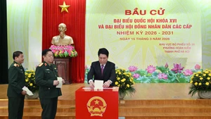 Le président Luong Cuong vote dans le quartier de Hoan Kiem à Hanoï. Photo : NDEL.