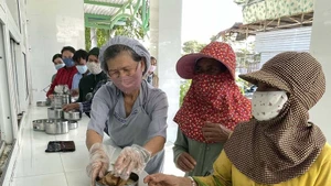 Des patients défavorisés de l’Hôpital général de Ninh Thuân bénéficient des repas gratuits. Photo : VNA.