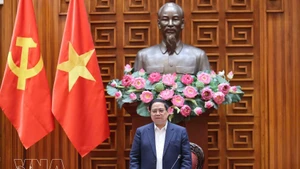 Le Premier ministre Minh Chinh s'exprime lors de la réunion. Photo: VNA