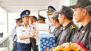 Un représentant de la Région 3 des garde-côtes encourage les forces participant au vote anticipé et accomplissant leurs missions en mer.