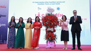 L’ambassadeur de France au Vietnam, Olivier Brochet, et la directrice générale de l’Agence pour l’enseignement français à l’étranger, Claudia Scherer-Effosse, félicitent le collège Le Quy Don pour l’obtention du label « établissement proposant un enseignement du français conforme aux standards internationaux ». Photo: NDEL